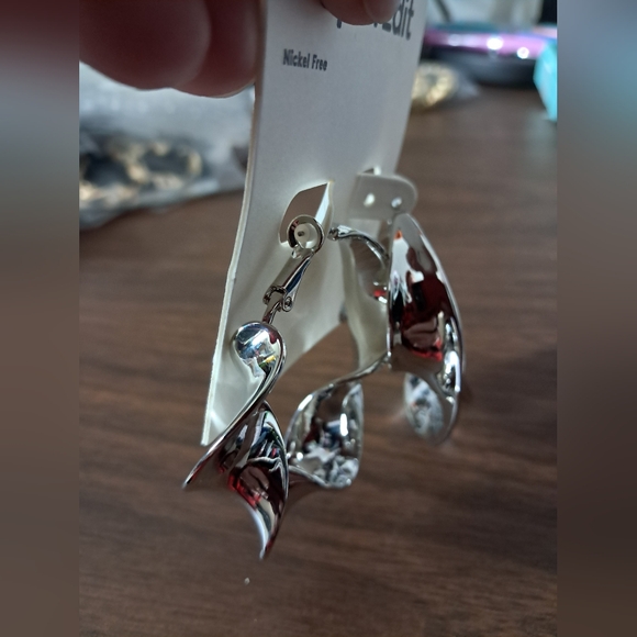 Open Edit twisted hoop silver earrings - Picture 4 of 5